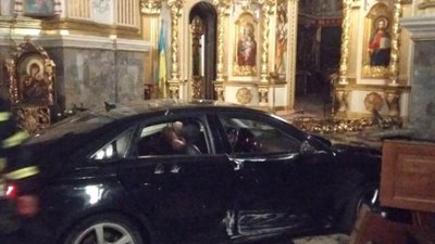 У Тернополі жінка в’їхала у собор (ФОТО, ВІДЕО)