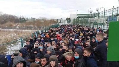 Поляки оприлюднили фото кількатисячної черги людей без масок на українсько-польському кордоні (ФОТО, ВІДЕО)