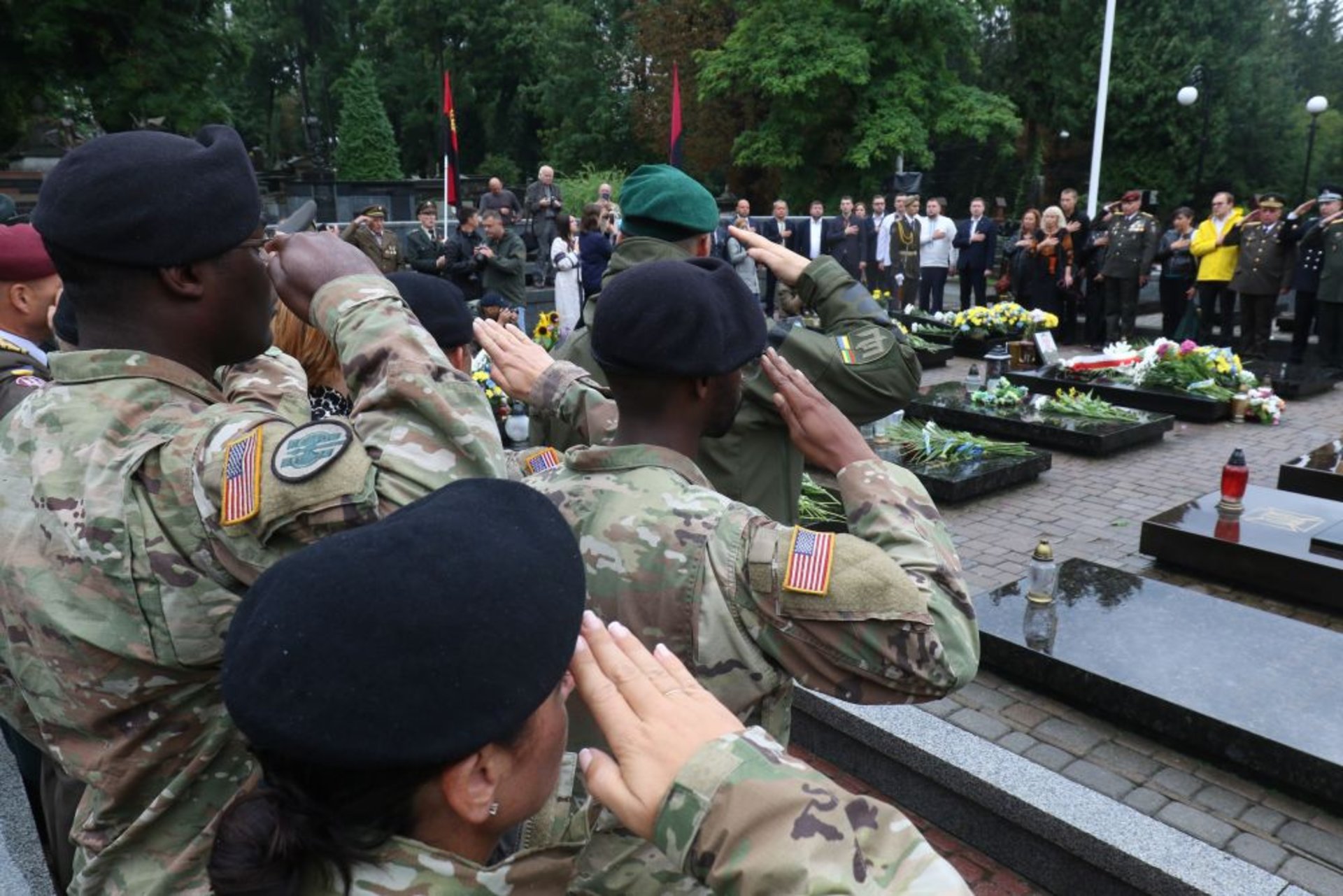 На Личаківському цвинтарі вшанували пам’ять новітніх Героїв, фото ЛМР