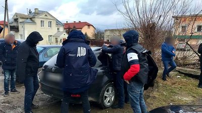 На Львівщині викрили поліцейських, які примушували раніше судимого торгувати наркотиками