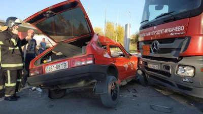 На трасі "Київ-Чоп" автомобіль "влетів" під вантажівку (ФОТО)