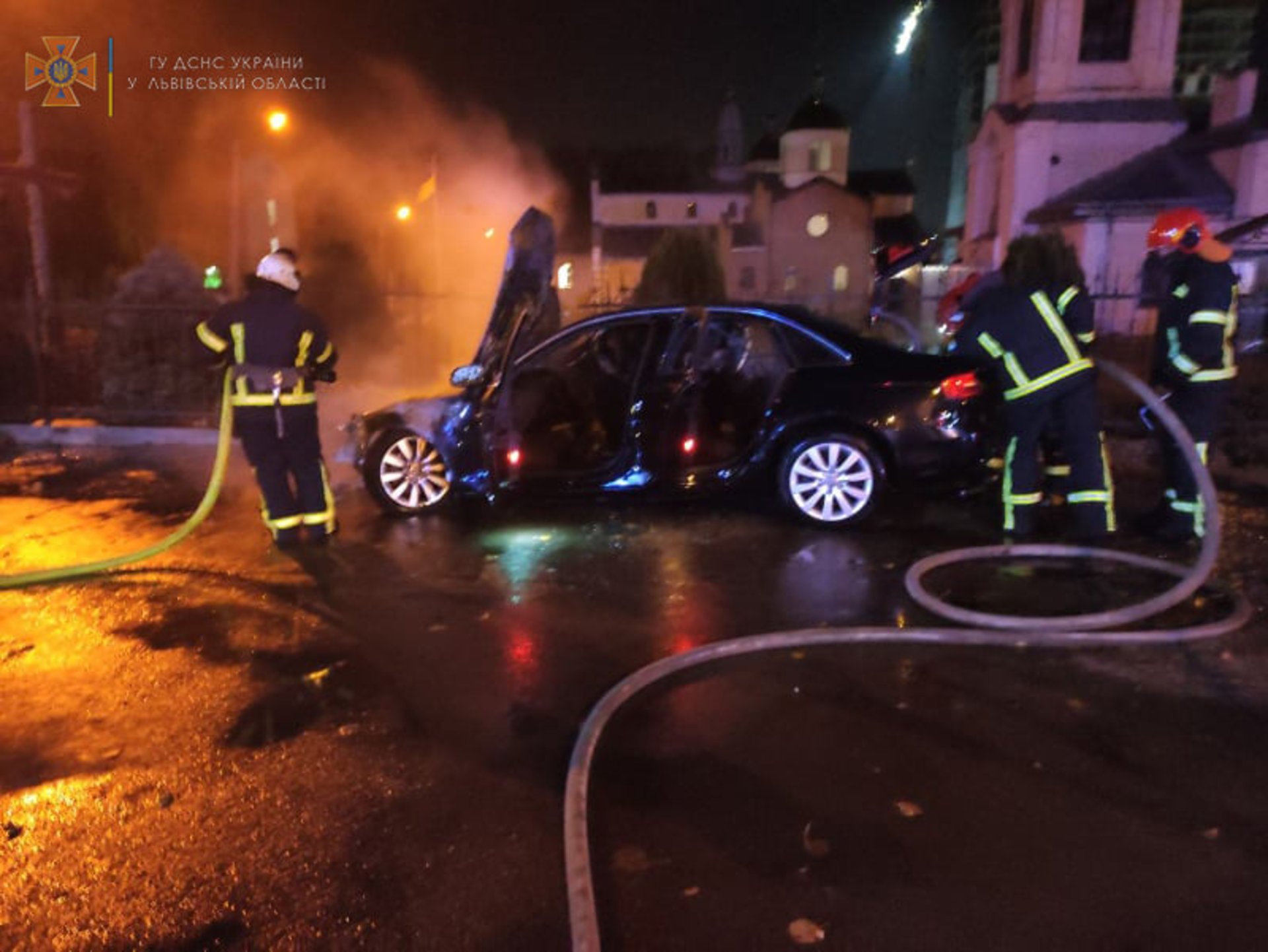 У Львові після ДТП загорівся автомобіль