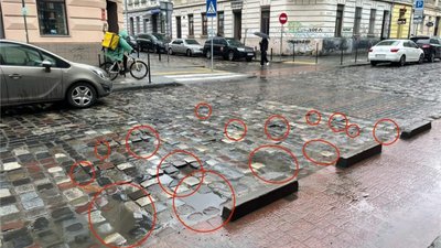 У центрі Львова на одній із вулиць збирають гроші за паркування, але не можуть перекласти бруківку (ФОТО)