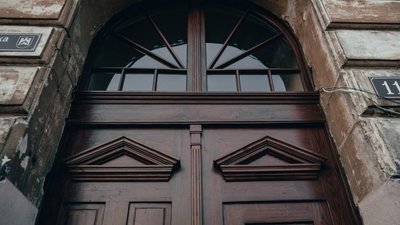 У Львові відреставрували «каретну» браму на вулиці Личаківській
