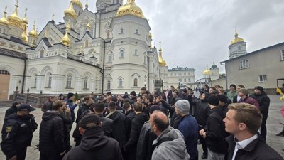 Обшуки в Почаївській лаврі: СБУ та поліція шукають документи і зниклі ікони 