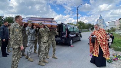 На Львівщині провели в останню путь загиблого Героя України (ФОТО)