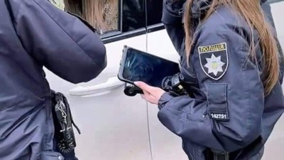 Поганий приклад: в Івано-Франківську скандальну блогерку оштрафували за водіння без прав (ФОТО, ВІДЕО)