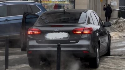 У Львові водії знесли улюблені стовпчики Садового