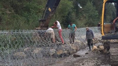 На Львівщині зводять підпірну стінку на автодорозі біля річки Стрий