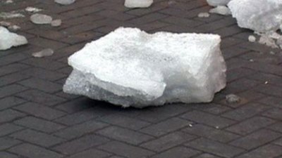 На ринку у Львові жінці на голову впала снігова брила