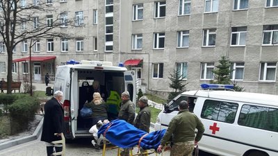 Волонтери просять про допомогу: до Львова прибув борт із пораненими бійцями