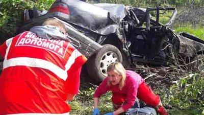 На Львівщині «Мерседес» злетів з траси і врізався в  дерево, є загиблі