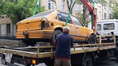 Власників покинутих авто у Львові просять забрати свої машини