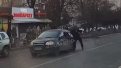 У машині, якій співробітник одеського ТЦК розбив вікно, знаходилася дитина (ВІДЕО)