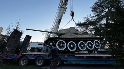 У Мукачеві демонтували радянський танк