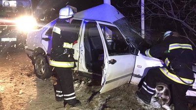 На Львівщині автомобіль влетів у металеву опору (ФОТО)
