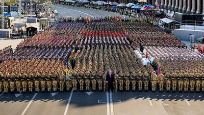 Щорічно військовослужбовці отримували тисячу гривень премії. А цього року Зеленський подає це як власну заслугу "замість параду"