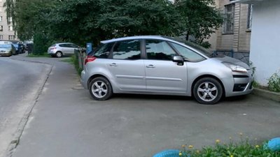 У Львові автомобіль запаркувався під під’їздом (ФОТО)