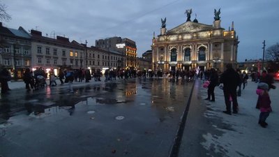 Сотні львів'ян понад годину чекали на запуск розпіареного фонтану перед Оперним театром (ФОТО)