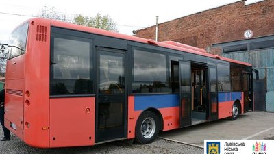 На маршрутах Львова приватні перевізники тестують автобус Volvo, привезений зі Скандинавії
