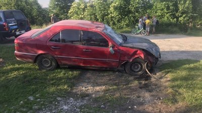 На Яворівщині перекинувся «Мерседес»
