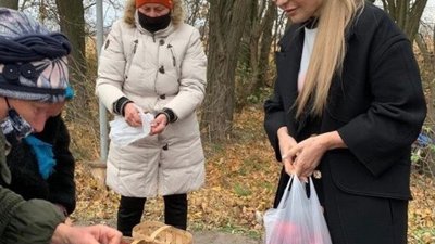 Юлія Тимошенко купила яблук у бабусь край дороги (ФОТО)