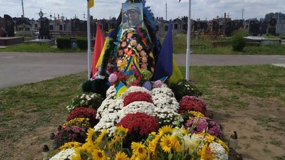 На Львівщині обікрали могилу Героя України