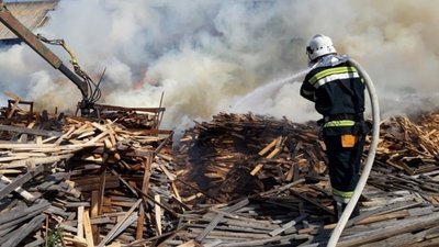 На Сколівщині згоріла пилорама