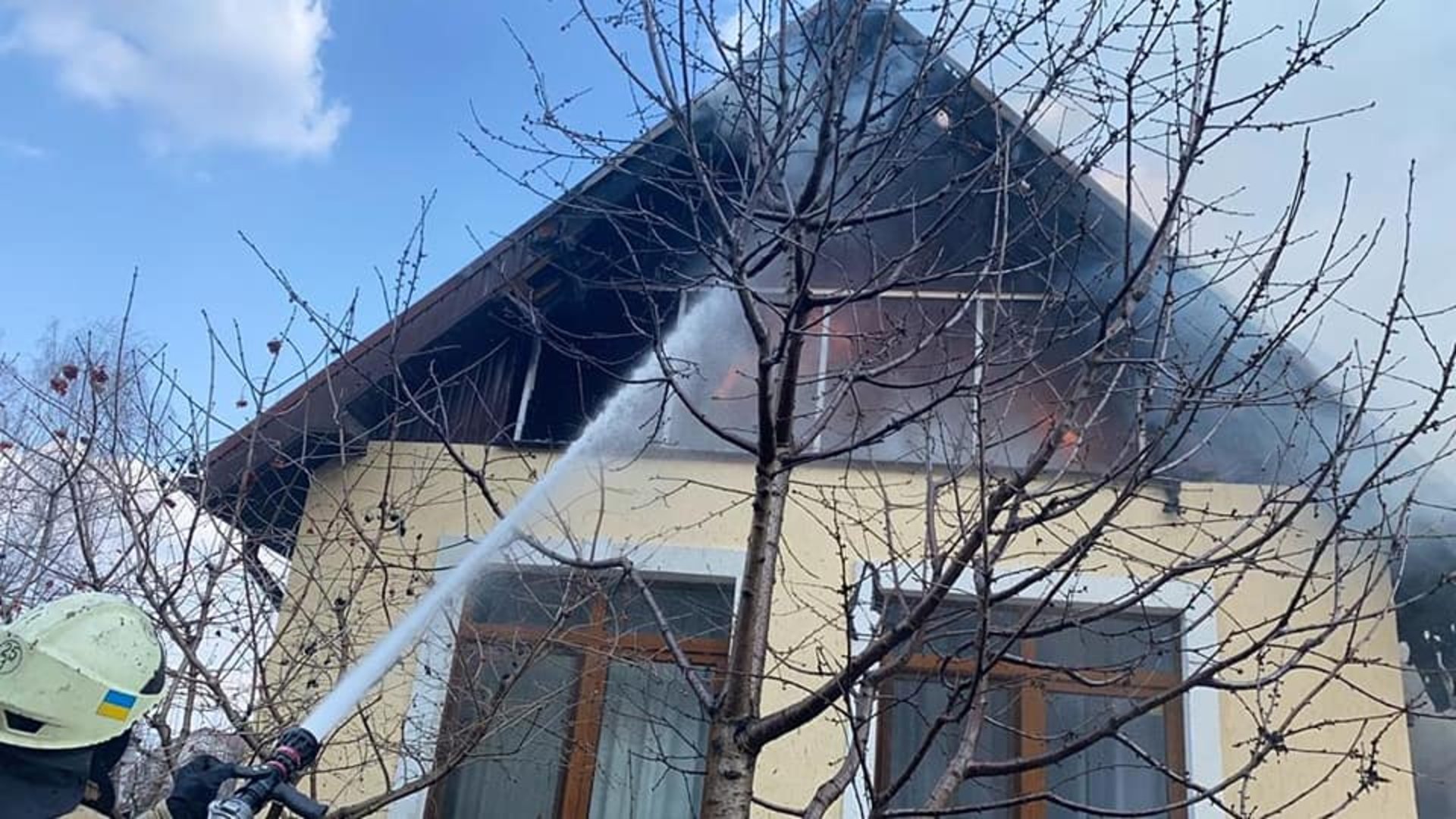 У Києві снаряд влучив у приватний будинок