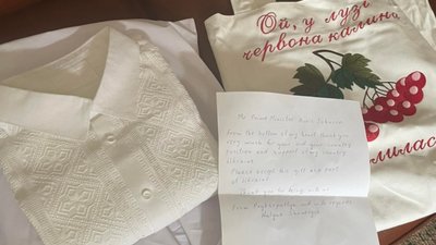 Борису Джонсону передали унікальну вишиванку з Львівщини (ФОТО)