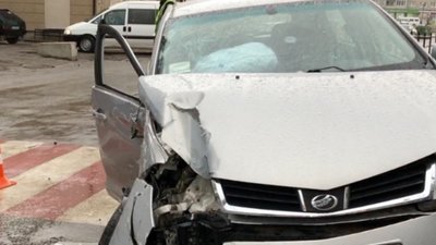 У центрі Золочева легковик збив неповнолітню дівчину і в‘їхав в електроопору (ВІДЕО)