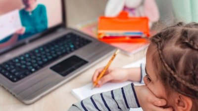 Львів'янку оштрафували за прогул доньки на онлайн-уроках