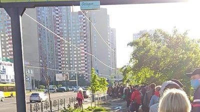 У Києві сотні людей очікують громадський транспорт (ФОТО)