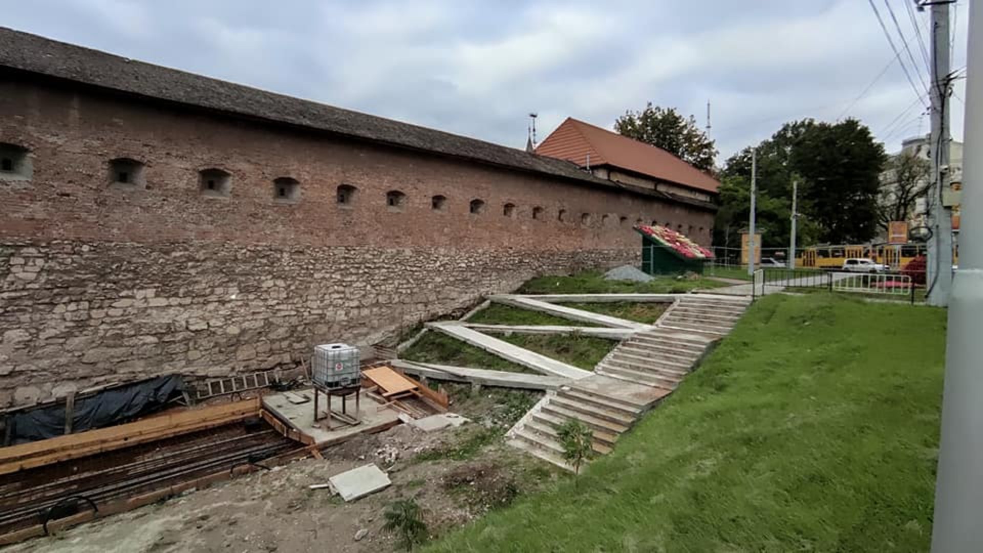 У Львові на площі Митній облаштовують громадський простір, фото Зручне місто