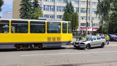 ДТП у Львові: легковик «поцілував» трамвай (ФОТО)