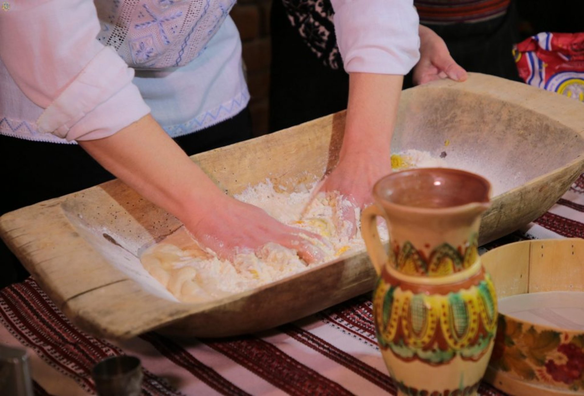 Як на Львівщині випікають паски для Захисників України