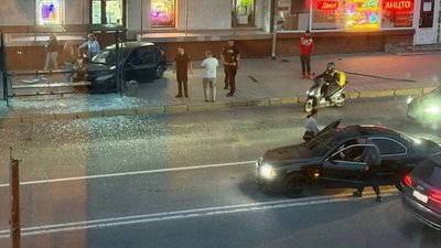 У Львові автомобіль влетів у зупинку на Пасічній