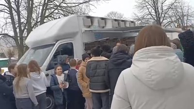На Львівщині із автомобіля на іноземній реєстрації продавали піцу (ВІДЕО)