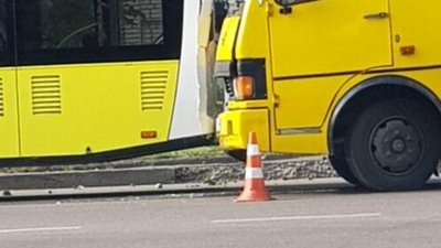 У Львові маршрутка не розминулась із тролейбусом (ФОТО)