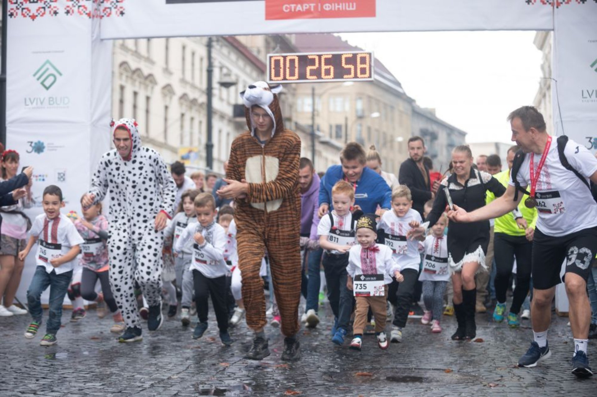 У центрі Львова провели забіг у вишиванках, фото ЛМР