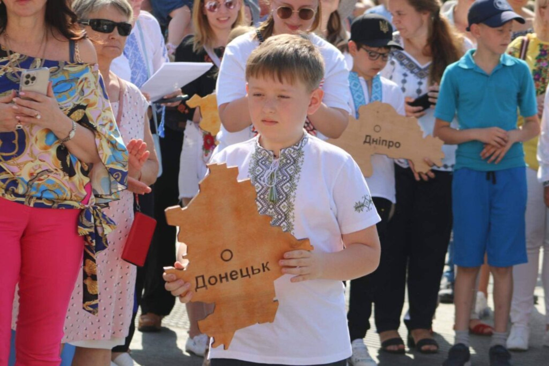 Дітки з різних куточків держави, які через війну знайшли прихисток на Львівщині, склали з дерев’яних пазлів карту України як символ неподільності нашої держави. Кожна дитина встановила на основу одну область