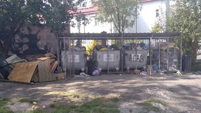 У Львові із улюбленого району Садового не вивозять сміття (ФОТО)