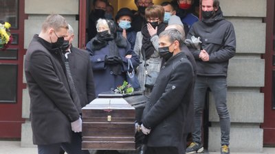 У Львові оплесками провели в останню путь режисера Романа Віктюка (ВІДЕО)
