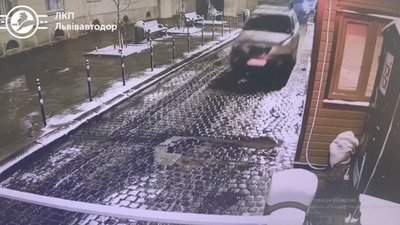 У центрі Львова п'яний водій протаранив виїзд із парковки (ВІДЕО)