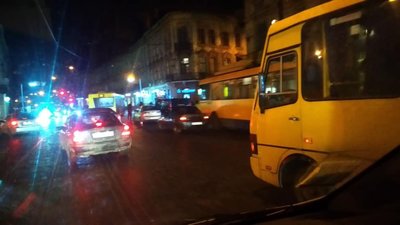 У Львові біля залізничного вокзалу зупинився рух транспорту (ФОТО)