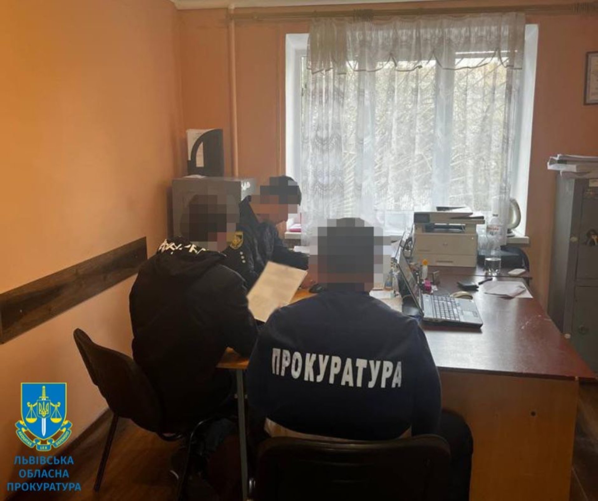 На Львівщині голова громадської організації підозрюється у переправленні чоловіків за кордон