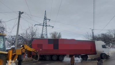 У Львові вантажівка перекрила рух на дорозі (ФОТО)