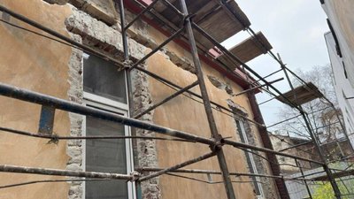 У Львові відновлюють будинки після ракетної атаки