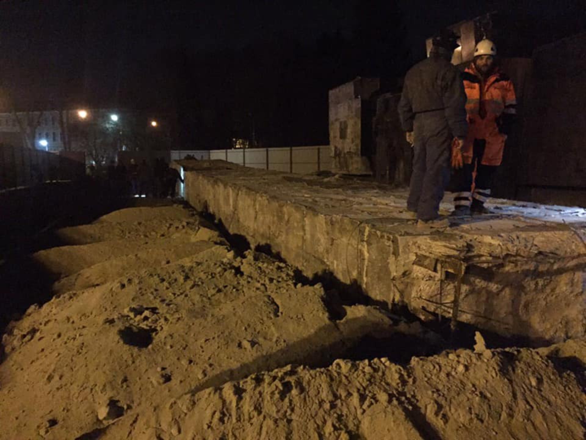 У Львові таки "поклали" 30-метрову Стелу Монументу Слави. Фото Ігор Зінкевич, Варта-1