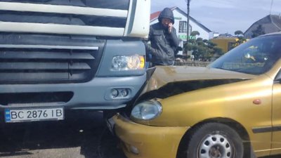 На Львівщині автомобіль влетів під вантажівку (ФОТО)